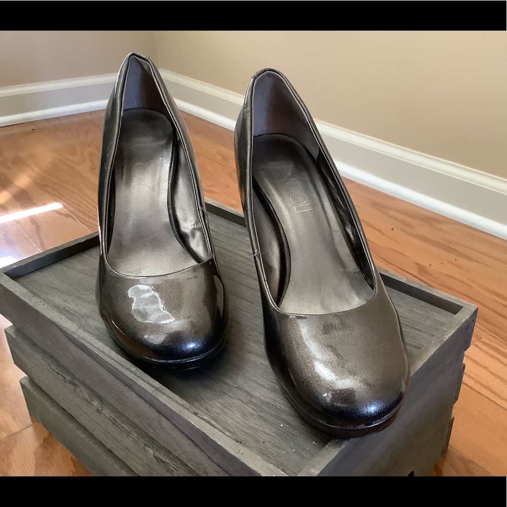 Via Neroli Silver Heels. Sz 10 M